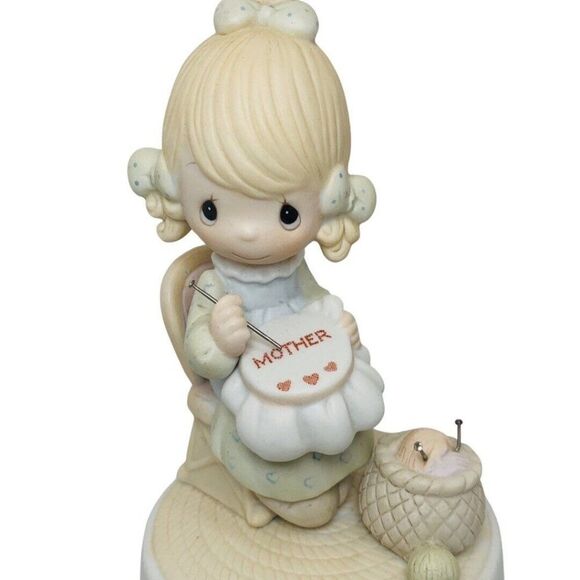 Vintage Precious Moments E-7182 Mother Sew Dear 1981 Music Box Light Up My Life - Picture 6 of 7